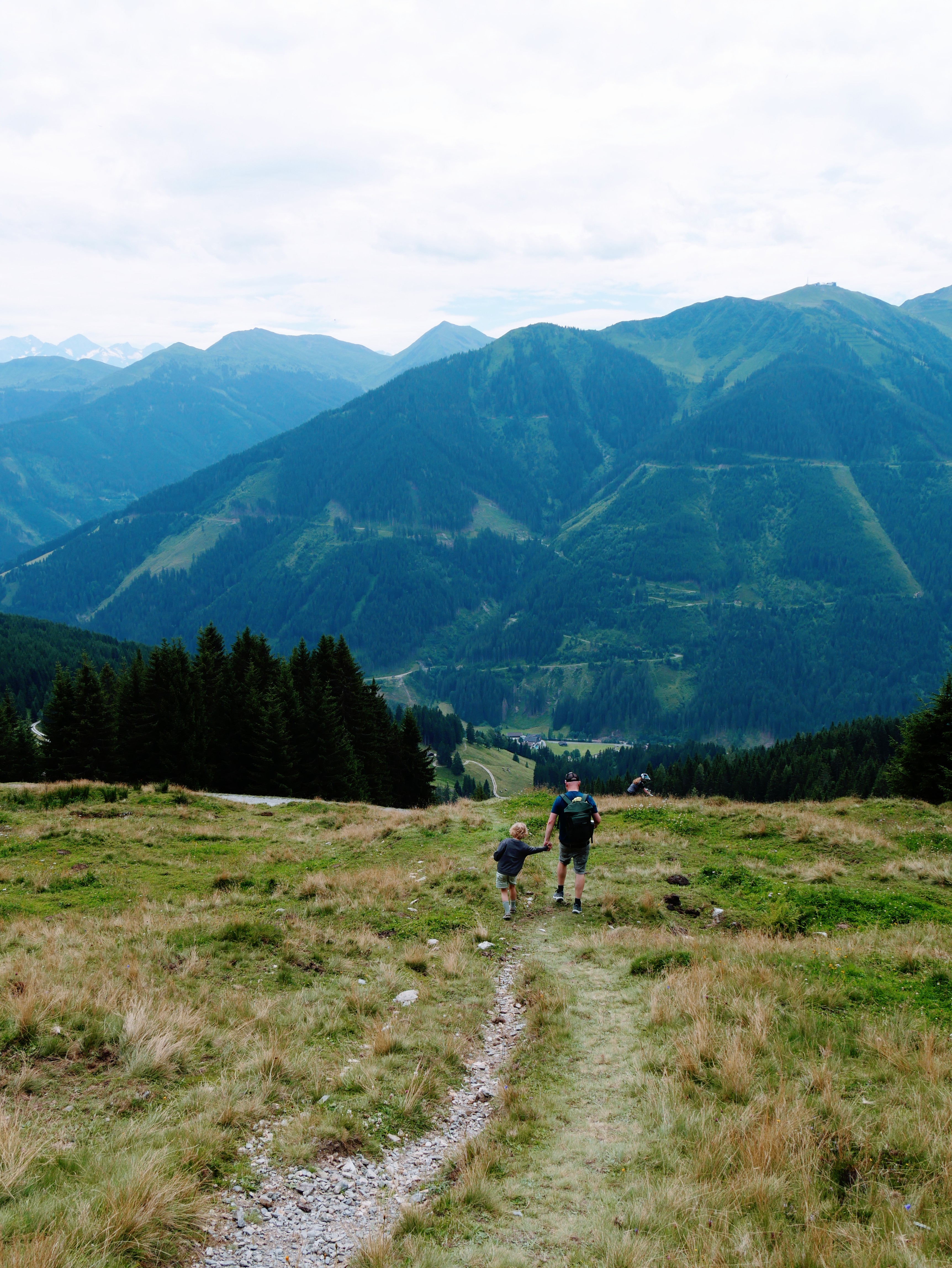 Naar beneden lopen vanaf een berg in Saalbach Hinterglemm